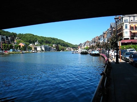 Sous le pont, la Meuse